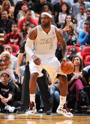 吕文君庆祝夺冠：是海港的三连冠，更是上海的三连冠（吕文君：不仅是海港三连冠，也是上海的三连冠）