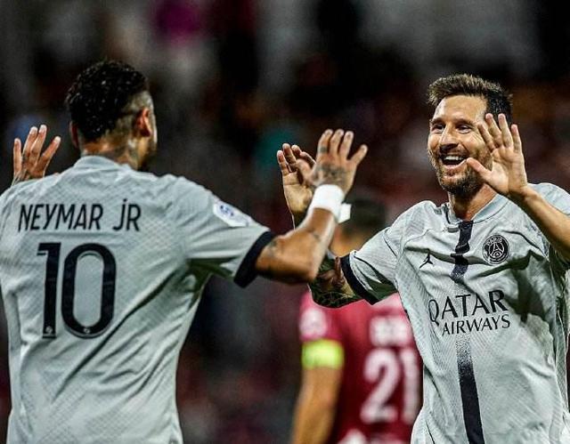 世界杯官方发布直通队伍集结海报：42个国家，同一个梦想（世界杯官宣直通球队集结海报：42国齐聚，共赴同一梦想）