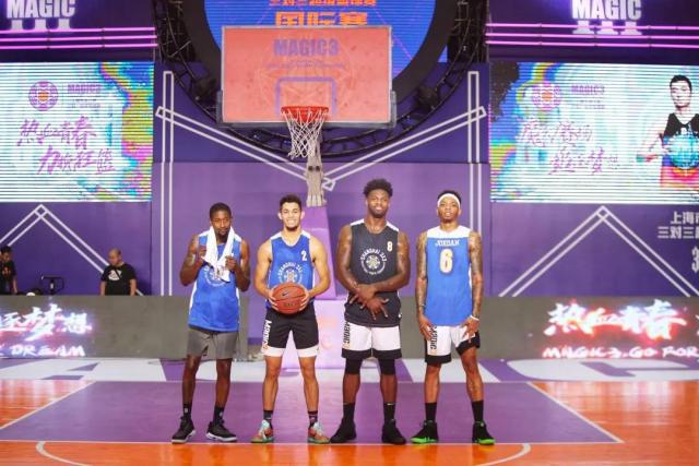 莱奥：我正在学习踢中锋，球队在场内场外都在帮助我（莱奥：正适应中锋角色，球队在场内外都在支持我）