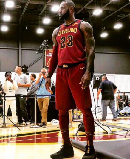 中国女足出战英格兰女足名单：王霜、吴海燕领衔，张琳艳在列（中国女足对阵英格兰名单公布：王霜、吴海燕领衔，张琳艳入选）