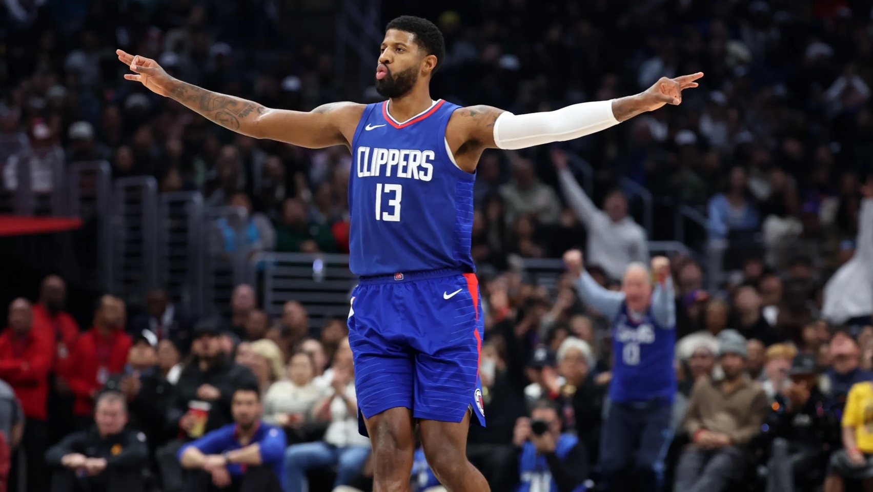 法兰克福客胜后球迷区突发火情，还有球迷从高处坠落后被送医（法兰克福客场取胜后，球迷区突发火情，有球迷高处坠落被送医）